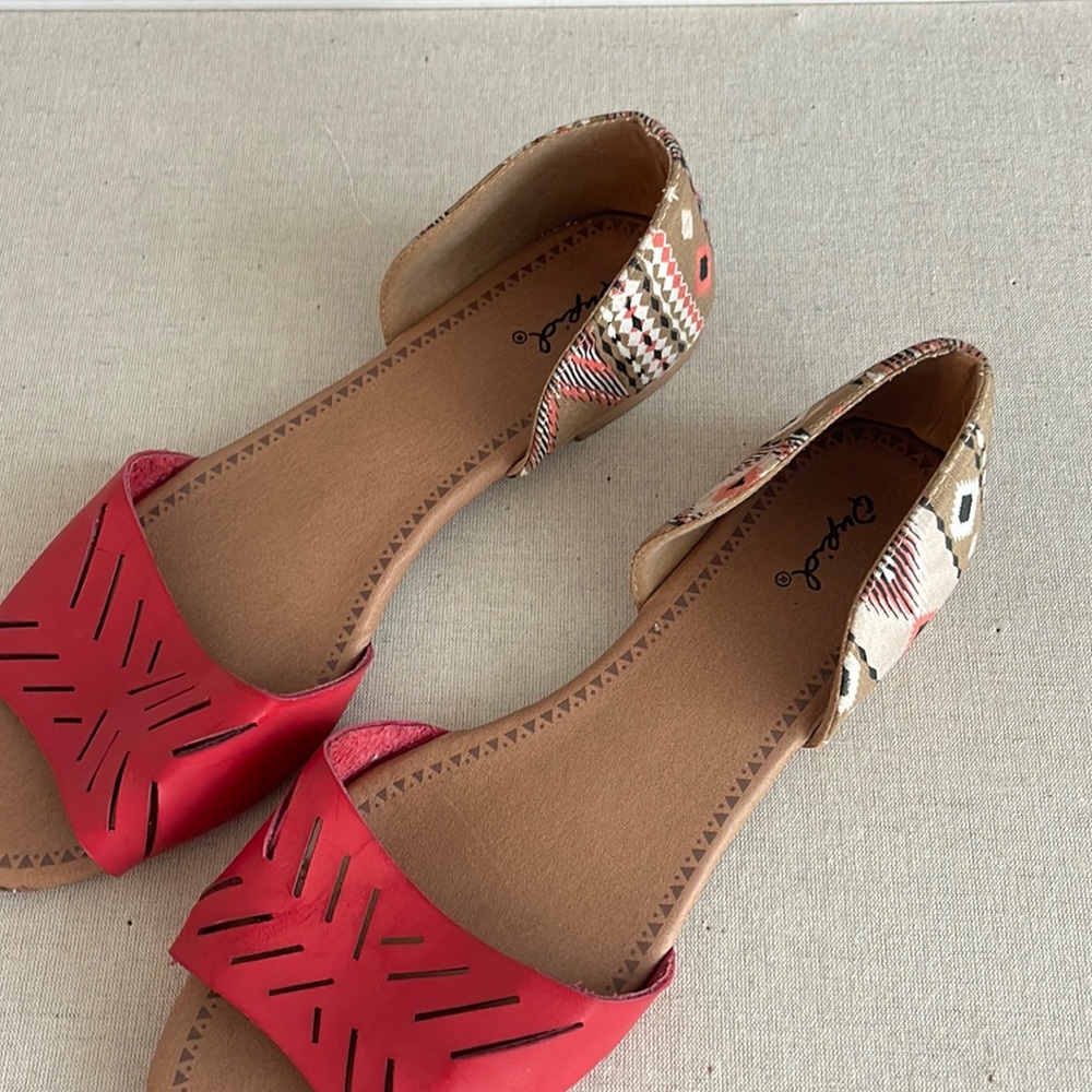 Red printed flats